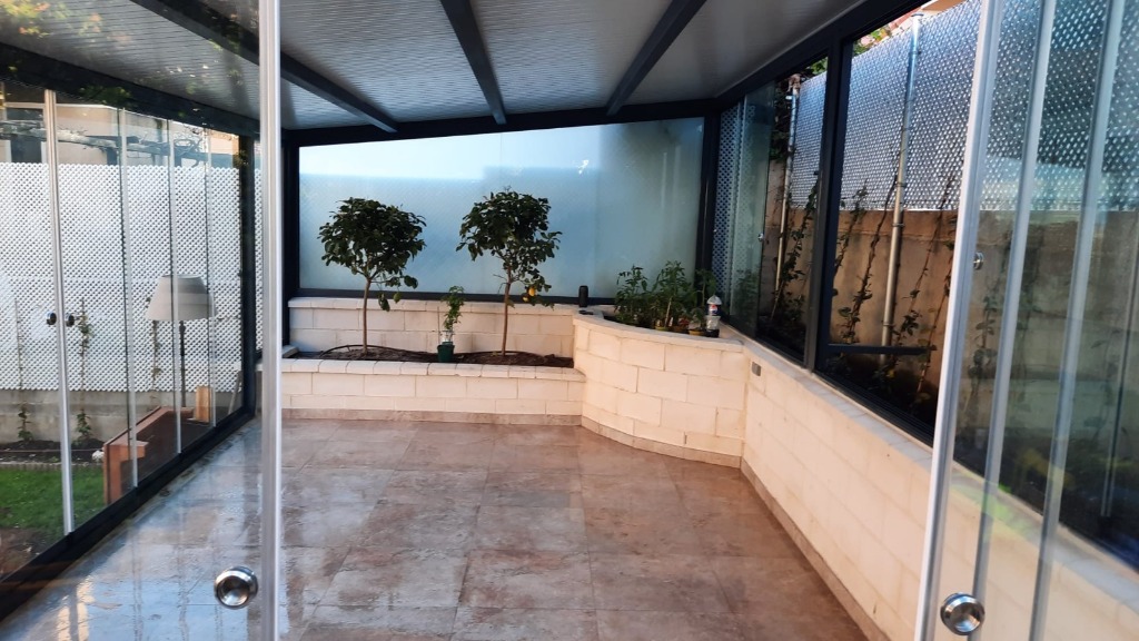 Acristalamiento de muro exterior de obra en vivienda particular