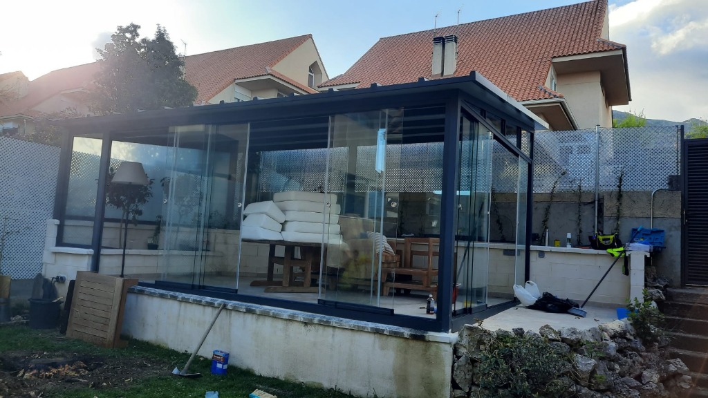 Montaje final de cerramiento de jardín con hojas de cristal correderas